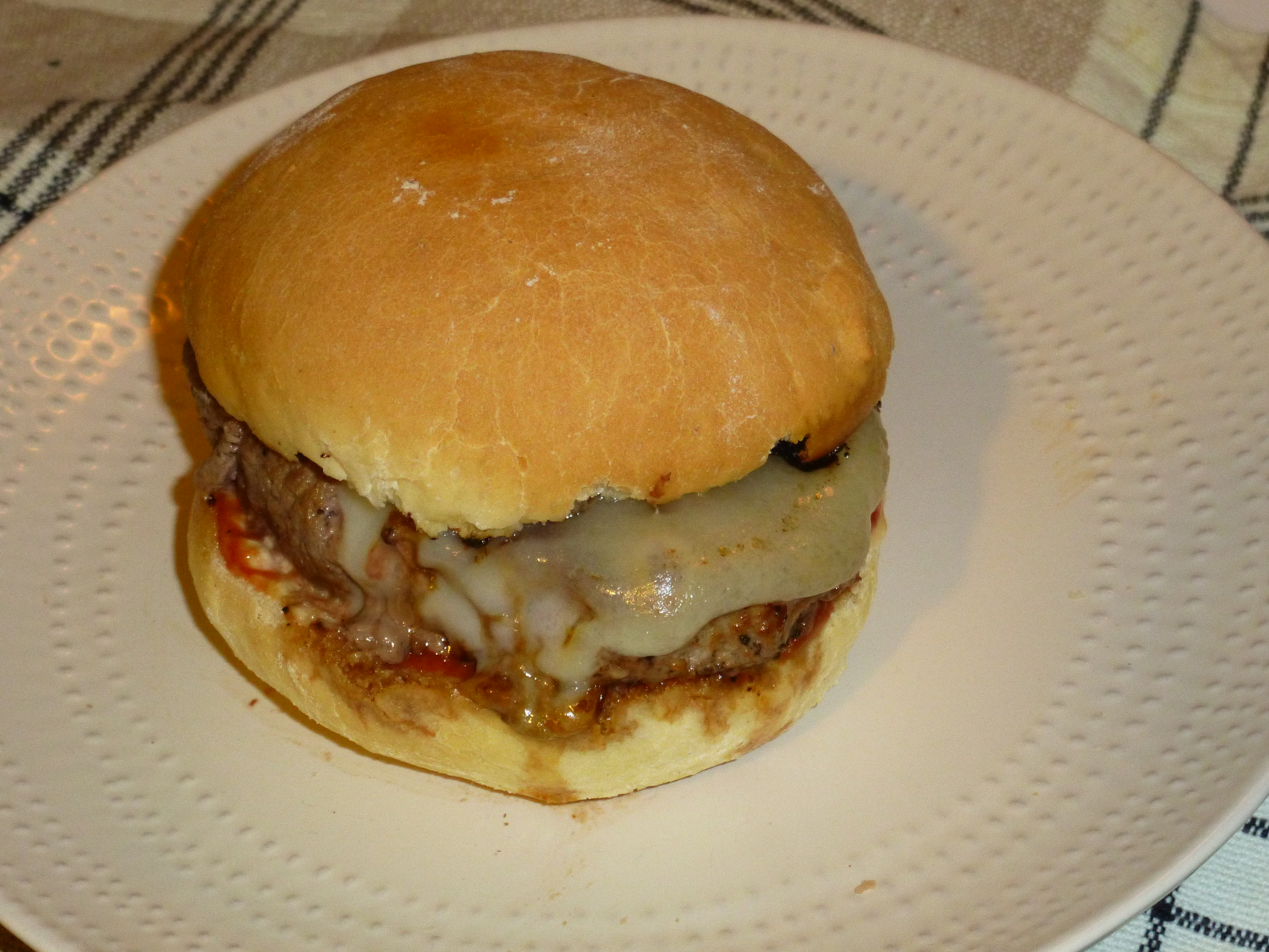 Le Flolie burger { sauce maison, morbier & oignons confit}