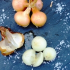 Oignon entier cuit au barbecue Oignon entier cuit au barbecue